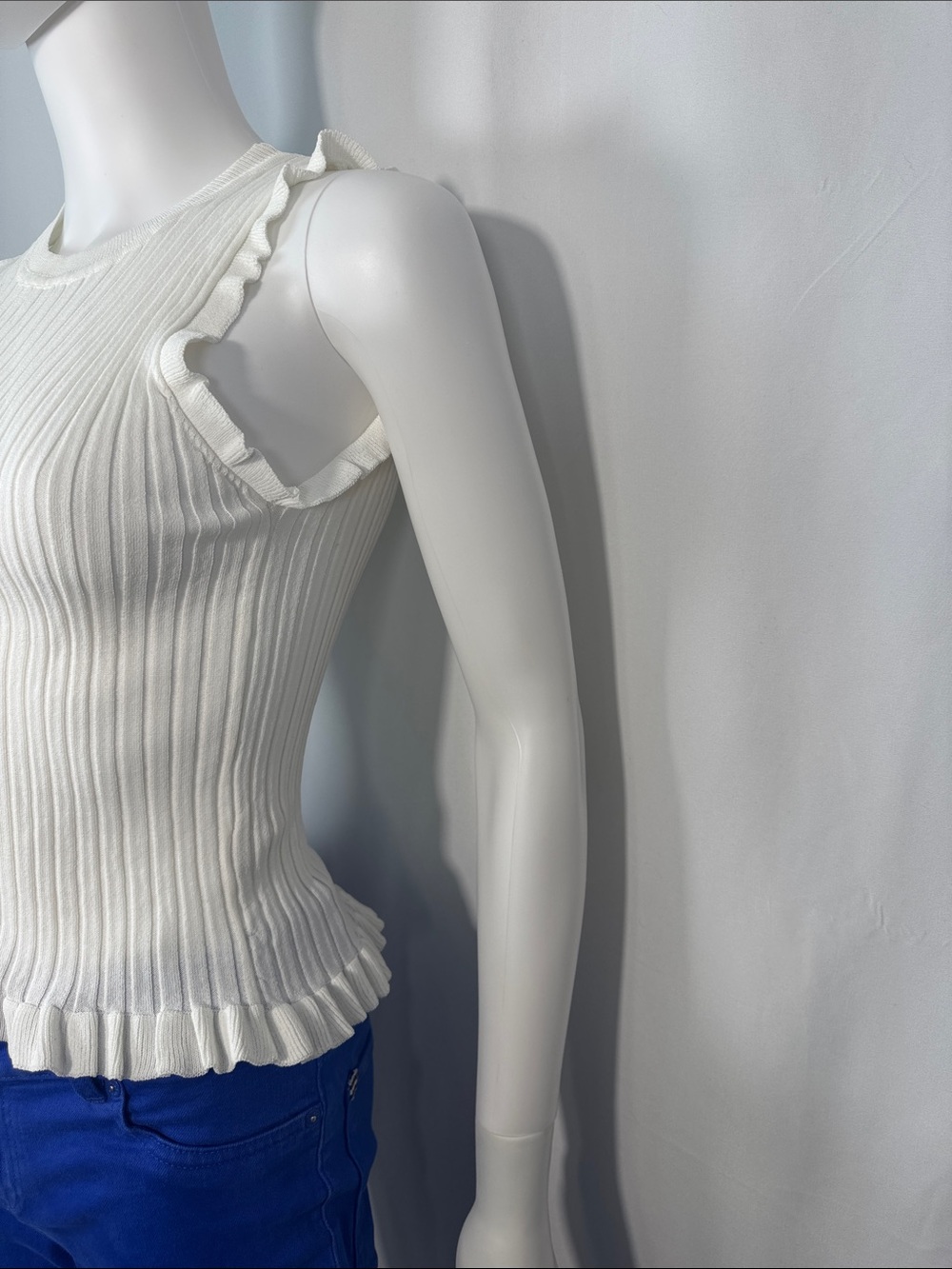 NWT Hem & Thread Ivory Ribbed Ruffle Knit Tank Top Medium - Picture 6 of 10